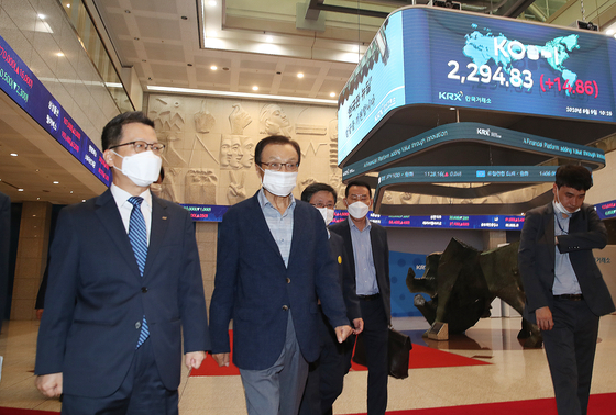 Democratic Party leader Lee Hae-chan walks toward the meeting room inside the Korea Exchange building to attend the event for the New Deal Fund. [YONHAP]
