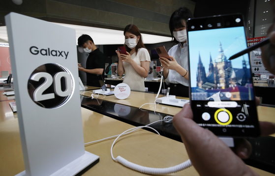 Samsung Electronics' Galaxy Note20 phablets are put on display at mobile carrier KT's headquarter in central Seoul, Thursday. [YONHAP]