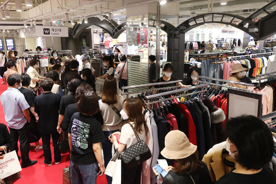A crowd forms at Lotte Department Store in Jamsil, southern Seoul, in July to purchase luxury items during a promotional period. [YONHAP]