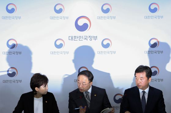 From left, Land Minister Kim Hyun-mee, Finance Minister Hong Nam-ki and acting Seoul mayor Seo Jeong-hyup at the government complex in Seoul on Tuesday announce the government housing supply plans. [YONHAP]