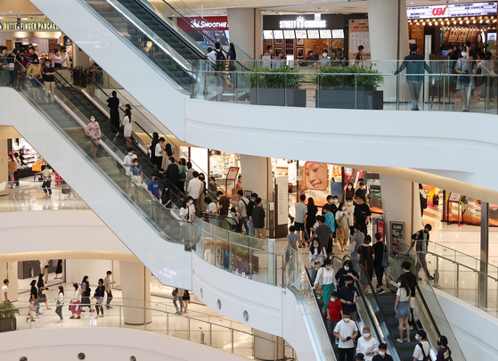 The number of people spending their summer vacations in shopping malls is on the rise with the pandemic and a prolonged rainy season. An increased number of people visited Times Square Mall in Yeongdeungpo District in western Seoul on Aug. 9 to enjoy shopping and movies. [YONHAP]