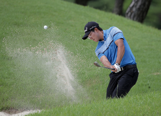 Kim Seong-hyeon hits a bunker shot during the final round of the 63rd KPGA Championship with A-One Country Club in Yangsan, South Gyeongsang, on Sunday. [KPGA]