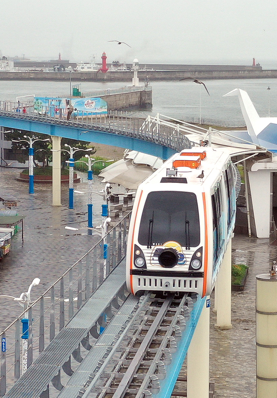 The Wolmi Sea Train, the longest intracity monorail, is tested on Monday morning in the area surrounding the Wolmi Culture Street in Incheon. The Wolmi Sea Train halted its services in February over coronavirus concerns, but is resuming operations on Tuesday after six months. [YONHAP]