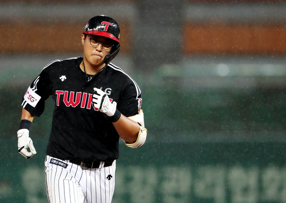 Chae Eun-seong of the LG Twins rounds the bases after hitting a three-run home run during a game against the SK Wyverns at Munhak Baseball Stadium in Incheon on July 29. [YONHAP]