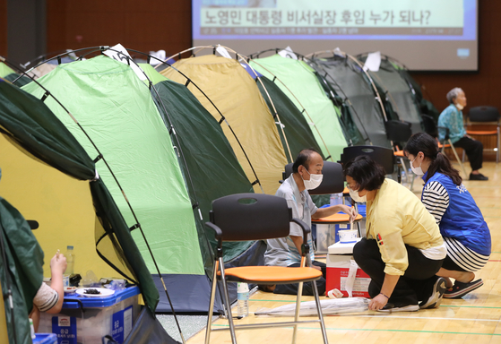 People displaced by recent floods take shelter in a gymnasium of a school in Gurye County, South Jeolla, on Monday. While Korea goes through a protracted rainy season, a typhoon approaches the peninsula. [NEWS1]