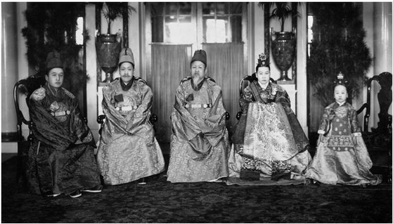  Family picture of Gojong taken in 1918 inside the Seokjojeon in Deoksu Palace. [SEOUL NATIONAL UNIVERSITY MUSEUM]