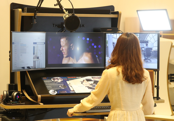 A visitor at the Seoul International Furniture & Interior Fair (Sofurn) at Coex in Samseong-dong, southern Seoul, takes a look at a desk designed for YouTubers by Three-D Desk. Sofurn, organized by the Korea Federation of Furniture Industry Cooperatives, is open from Aug. 12 to 15. [YONHAP]