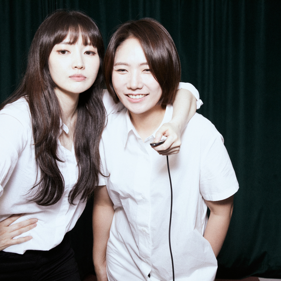 Okdal members Kim Yoon-ju (left) and Park Se-jin. [MAGIC STRAWBERRY SOUND]