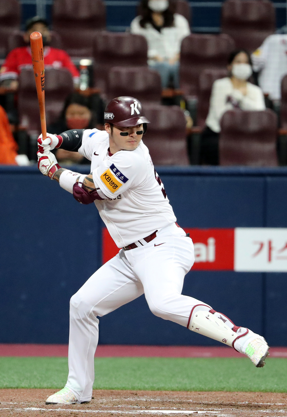 Park Byung-ho of the Kiwoom Heroes hits his 20th home run of the season during a game against the Hanwha Eagles on Tuesday. [YONHAP]