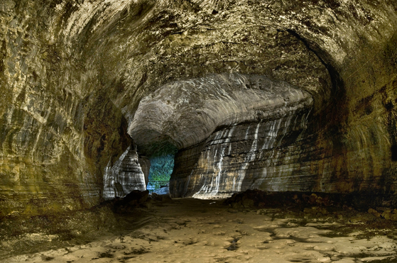 Gimnyeonggul is about 705 meters long and is highly valued due to its well-preserved internal morphologies, which help to better understand the formation processes. [JEJU WORLD NATURAL HERITAGE CENTER]