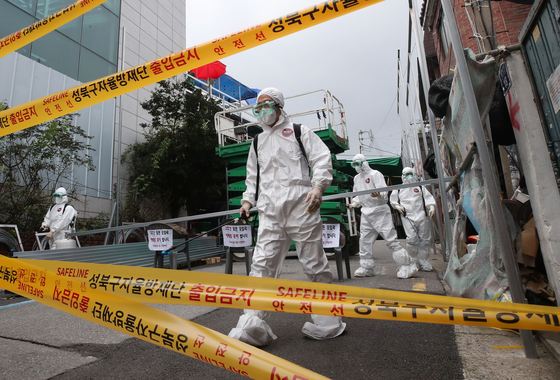 Health authorities disinfect Sarang Jeil Church in Seongbuk District, central Seoul, on Friday. The church has been linked to 19 cases of Covid-19 as of Friday at noon. [YONHAP]