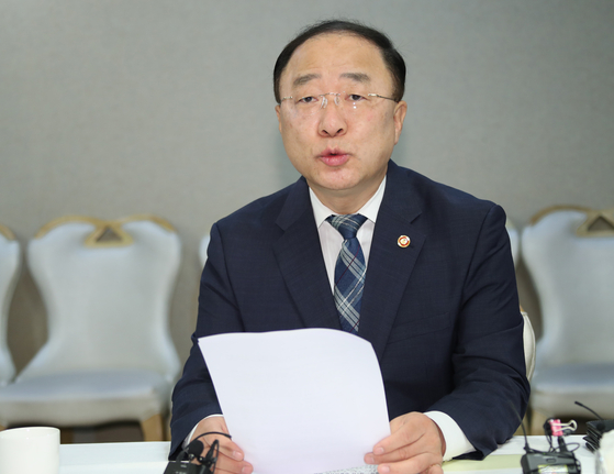 Finance Minister Hong Nam-ki speaks at a meeting held in the administrative office in Sejeong. [YONHAP] 
