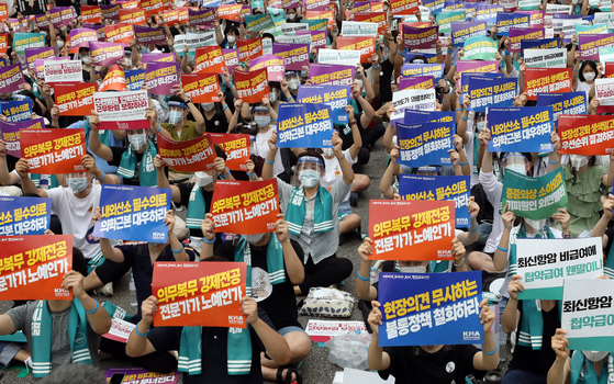 Doctors on strike demonstrate in Yeouido, western Seoul, on Friday to protest the government's plan to turn out more medical students and mandating that a majority of them practice in areas outside Seoul. According to the Health Ministry, 25 percent of hospitals and clinics notified the ministry the day before that they will be participating in the strike. Doctors in emergency rooms and intensive care units reportedly did not join the strike to ensure that patients were guaranteed emergency medical care. [NEWS1]