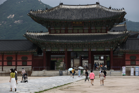 Visitors tour around the Gyeongbok Palace in central Seoul on Sunday afternoon. Outdoor cultural facilities such as palaces will open as usual. [YONHAP]