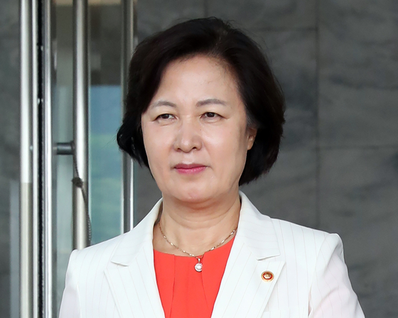 Justice Minister Choo Mi-ae leaves the Ministry of Justice building in the Government Complex in Gwacheon, Gyeonggi, on Aug. 7 after the ministry announces the reshuffle of senior prosecutors.  [YONHAP] 