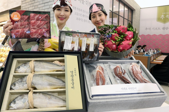 Models promote gift sets for the Chuseok harvest holidays. [SHINSEGAE DEPARTMENT STORE]