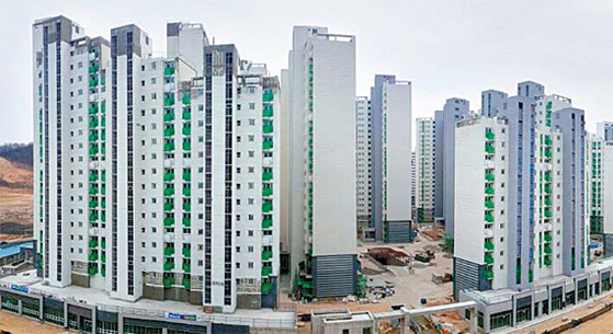 Apartments for public rent built in 2018 at Galmae District, Guri City, Gyeonggi, for low-income people. Tenants can live there without rent hikes for 10 years and own their apartment afterwards. The administration plans to construct 2.4 million cheap public apartments by 2025. [LH]