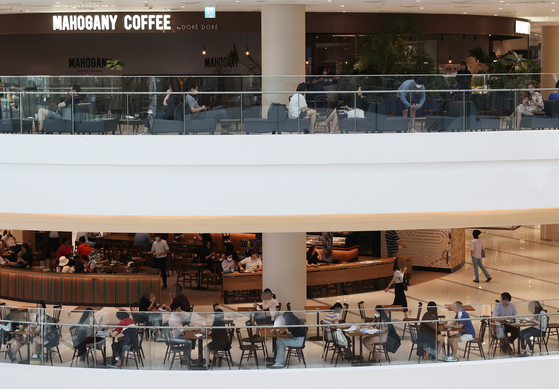 People lounge around indoor cafes at Times Square Mall in Yeongdeungpo District, western Seoul, on Monday. Monday was a substitute holiday to Liberation Day, which was on Saturday. [YONHAP] 