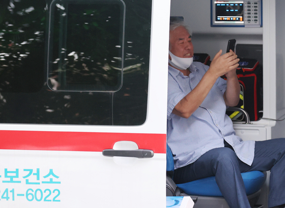 Pastor Jun Kwang-hoon of Saran Jeil Church is inside an ambulance of Seongbuk District Health Office on Monday. Despite his argument that he is free from infection, he tested positive for the coronavirus and was sent to an isolated ward.  [YONHAP] 
