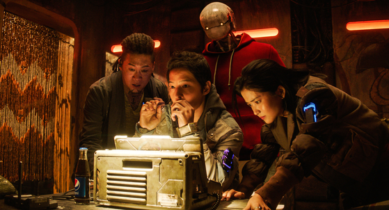 A scene from the film. From left, Tiger Park (played by Jin), Tae-ho (played by Song), Captain Jang (played by Kim) and at the back, Updongi the robot (played by Yoo). [MERRY CHRISTMAS] 
