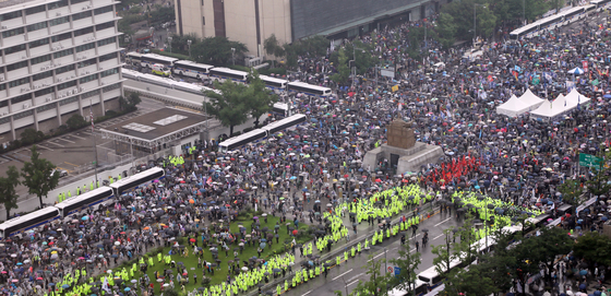 Members of conservative groups rally in Gwanghwamun, central Seoul, on Saturday, Korea’s Independence Day, to denounce what they called the corrupt practices of the Moon Jae-in administration. [NEWS1] 
