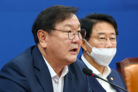 Rep. Kim Tae-nyeon, left, floor leader of the Democratic Party, speaks during a party meeting on Tuesday. Kim attacked the main opposition United Future Party for its participation in an anti-government rally on Saturday, where many protesters were believed to have been infected.  [YONHAP] 