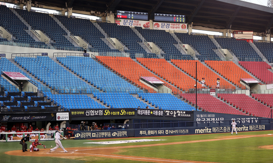 The LG Twins, in white, play the Kia Tigers in an empty Jamsil Baseball Stadium in southern Seoul on August 18. [YONHAP] 