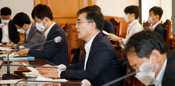 Financial Services Commission Vice Chairman Sohn Byung-doo speaks at a meeting Wednesday in Jung District, central Seoul. [NEWS1]