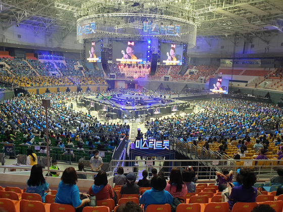The final week of the Seoul concert tour of "Mr. Trot" was postponed indefinitely due to another surge in coronavirus cases. [MIN KYUNG-WON] 