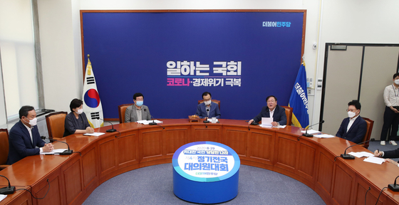 The Democratic Party rearranges the seats for its Supreme Council members to keep a larger distance from one another on Wednesday.  [YONHAP] 