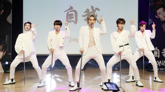 Boy band Dongkiz performs its new track on Wednesday for the showcase of its third single "Beautiful" at the Ilchi Art Hall in southern Seoul. [NEWS1]