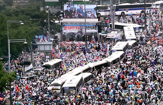 Members of conservative groups rally in Gwanghwamun, central Seoul, on Aug. 15, Korea’s Liberation Day, to denounce what they called the corrupt practices of the Moon Jae-in administration. [YONHAP]