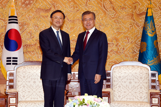 In this file photo, President Moon Jae-in, right, meets with Yang Jiechi at the Blue House on March 30, 2018. [JoongAng Photo] 