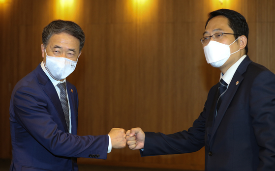 Health Minister Park Neung-hoo, left, and Korea Medical Association President Choi Dae-zip bump fists ahead of talks in a hotel in central Seoul Wednesday. The two sides failed to bridge differences on the government’s plans to expand the admissions quota for medical schools. [JOINT PRESS CORPS]