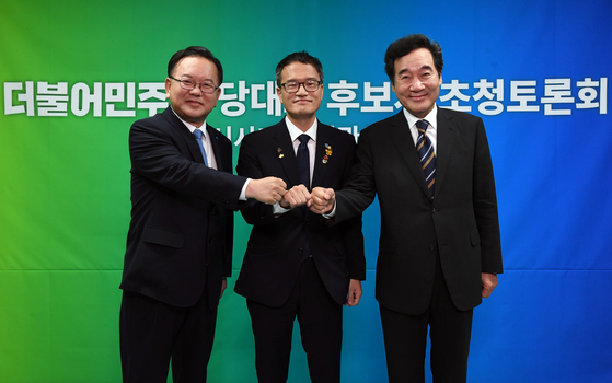 Three candidates for the Democratic Party's chairmanship election attend a debate on Tuesday. Rep. Lee Nak-yon, right, started a two-week self-quarantine after he came into contact with a patient earlier that day. Former Interior Minister Kim Boo-kyum, left, and Rep. Park Ju-min are Lee's competitors.  [YONHAP] 