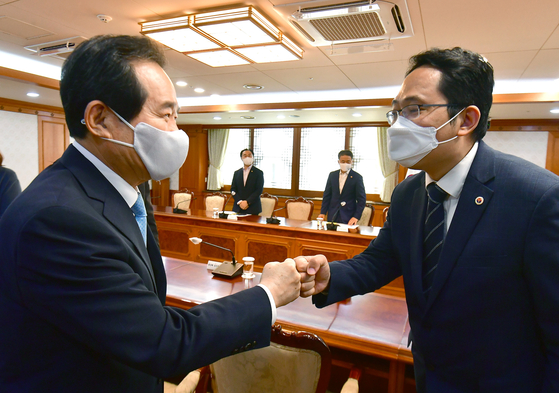 Prime Minister Chung Sye-kyun, left, shakes hands with Korea Medical Association (KMA) President Choi Dae-zip ahead of talks at the government complex in central Seoul Monday as doctors prepare to go on a three-day general strike. [NEWS1]