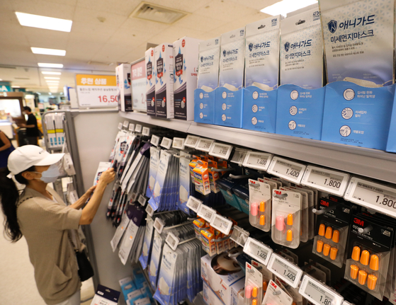 A customer shops for masks at a discount mart in Seoul on Aug. 20. Demand for masks has started to increase after a recent spike in Covid-19 cases. [NEWS1]