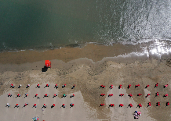  A scene of Dadaepo Beach in Busan where parasols are installed with social distancing measures taken into consideration. [YONHAP]