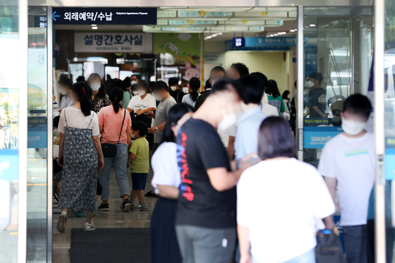 People flock to the Seoul National University Children's Hospital in Jongno District, central Seoul, on Tuesday, a day before a three-day doctors’ strike is set to kick off Wednesday — an event that may impact major general hospitals’ ability to receive patients and operate emergency rooms. Doctors will hold a second general strike through Friday to protest the government plan to increase medical school admissions, a move which has been strongly condemned by the Korean Medical Association. [NEWS1]