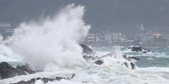 With Typhoon Bavi forecasted to pass by Jeju Island from Wednesday morning, the island began to experience strong winds from Tuesday. The typhoon was projected to move northward and pass close to Seoul Thursday morning. [YONHAP]