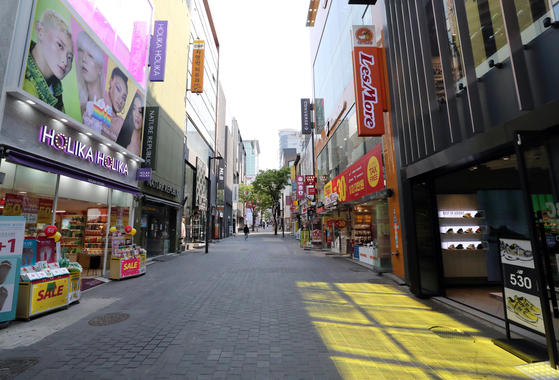 Korea's Composite Consumer Sentiment Index recorded a fourth consecutive month of increase in August, but it is yet to reflect the second spike in coronavirus cases. [YONHAP]
