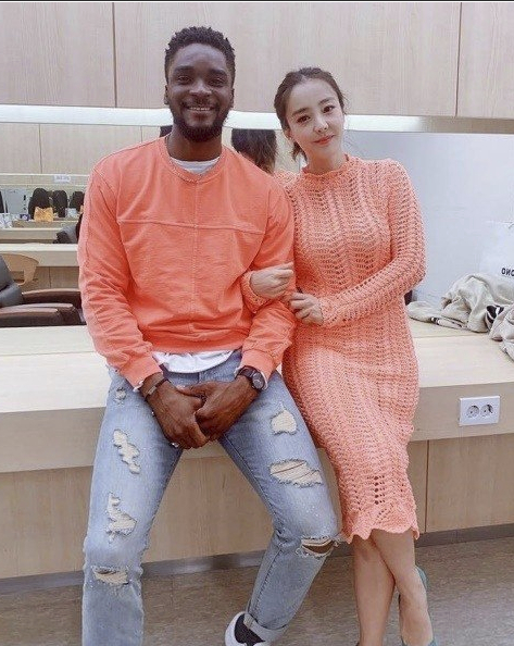 A photo of Sam Okyere, left, and actor Park Eun-hye which Okyere uploaded in March 2019. [INSTAGRAM CAPTURE] 