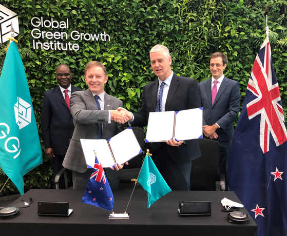 New Zealand Ambassador to Korea Philip Turner, front row left, and Global Green Growth Institute (GGGI) Director-General Frank Rijsberman, front row right, shake hands Tuesday at the GGGI headquarters in Jung District, central Seoul, after finalizing a partnership to help Pacific island countries tackle climate change. [GGGI] 