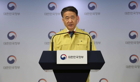 Health Minister Park Neung-hoo issues the government's response to a nationwide strike by doctors protesting an expansion to medical school quotas. [YONHAP]