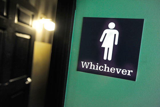 A gender neutral sign on a bathroom at a restaurant in Durham, North Carolina. [AFP/YONHAP]