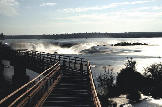 A walkway in Iguazu National Park. [EMBASSY OF ARGENTINA IN KOREA]