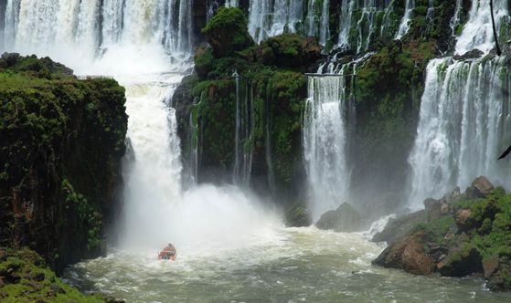 A boat approaches the falls of the Iguazu National Park in Argentina. [EMBASSY OF ARGENTINA IN KOREA]