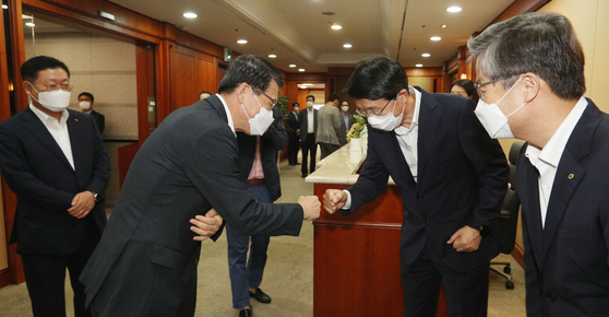 Financial Services Commission Chairman Eun Sung-soo, second from left, greets heads of brokerage firms in Yeouido, western Seoul, on Thursday. [YONHAP]