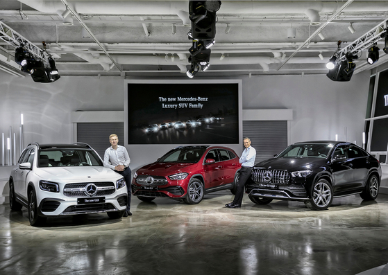 Mark Raine, vice president of product and marketing at Mercedes-Benz Korea, right, and Johannes Schoen, director of planning, price and product strategy, pose beside three SUVs the carmaker unveiled through an online event in Korea, Thursday. The new Mercedes-Benz GLB, new Mercedes-Benz GLA and the new Mercedes-Benz GLE Coupe extend the brand’s SUV lineup in Korea to nine models. The products unveiled Thursday are priced between 54 million and 119 million won ($46,000 and $100,000). [MERCEDES-BENZ KOREA]