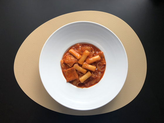 The home-cooked version of Miro Sikdang's tteokbokki, with added glass noodles. [LEE SUN-MIN]